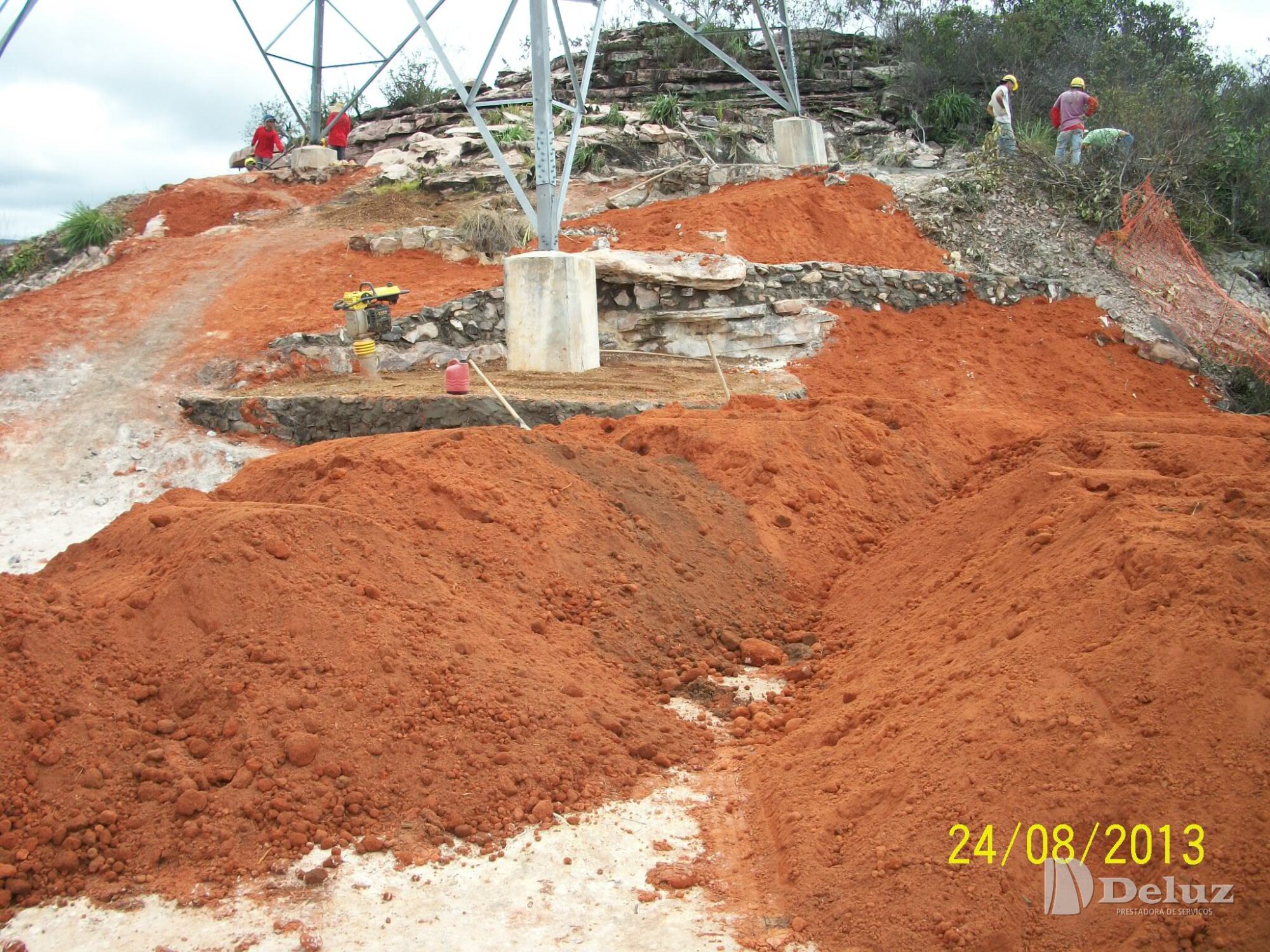 Reconformação em andamento, com material de aterro lançado sob a estrutura