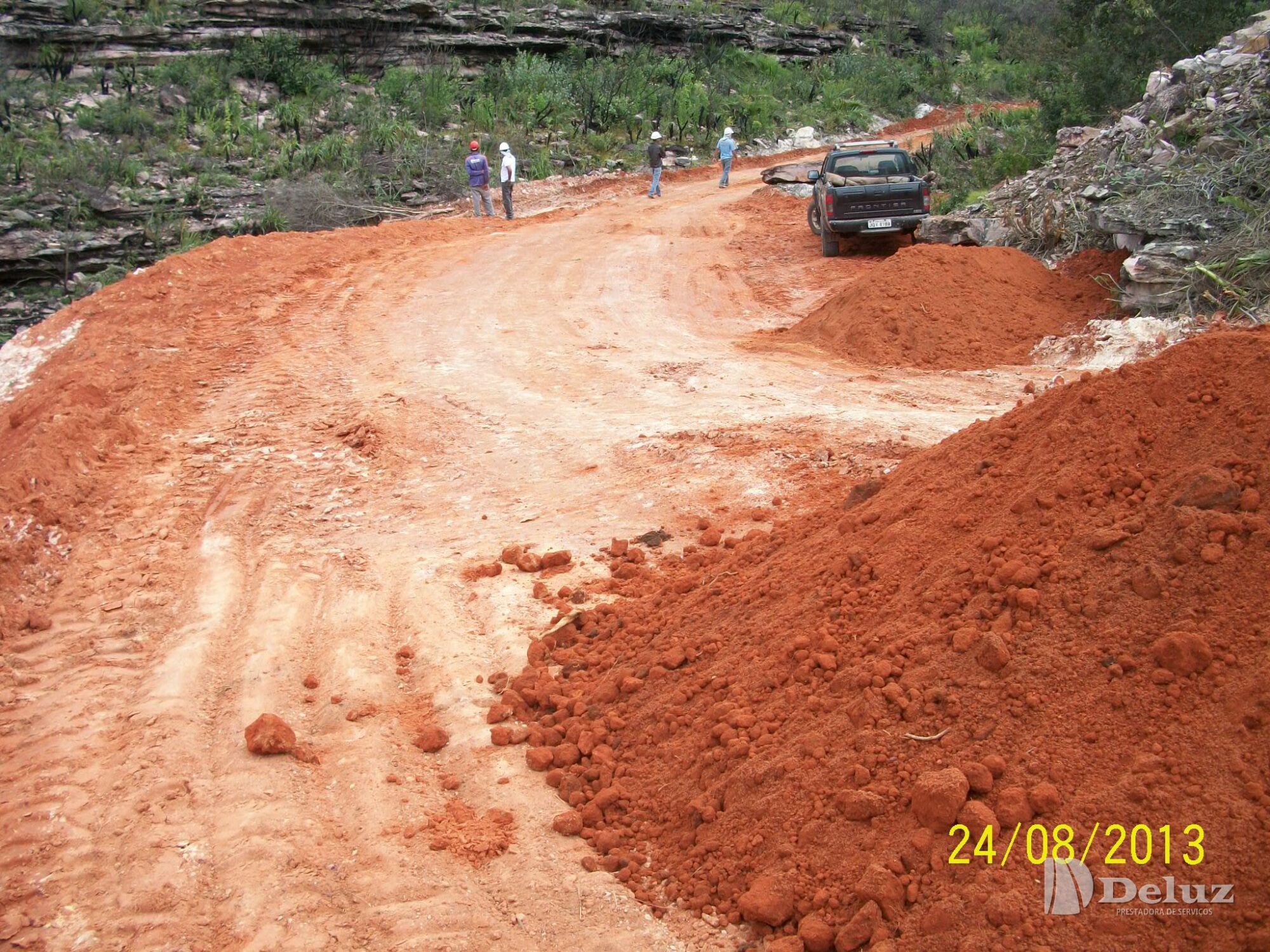Lançamento de material de reforço sobre o leito do acesso