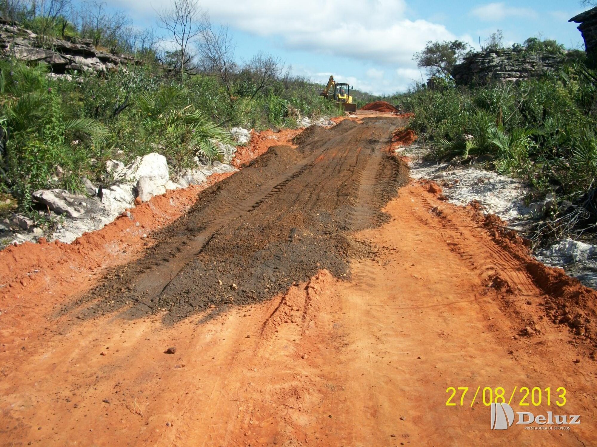Regularização da superfície do acesso com trator