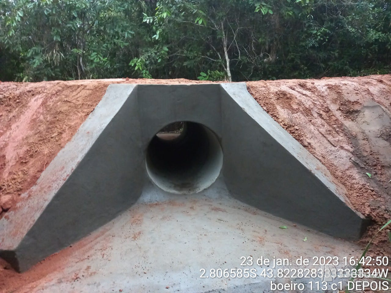 Bueiro concluído, com testa e alas de concreto