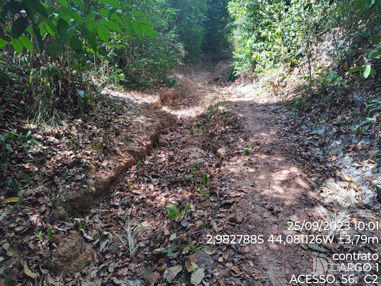 Acesso tomado pela vegetação e por solo solto, antes da abertura