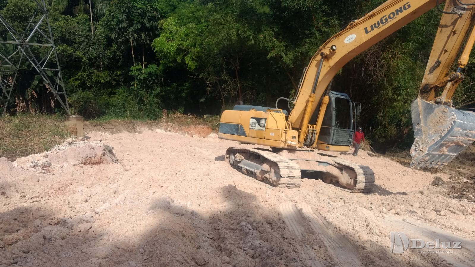 Terreno regularizado após a contenção, com a linha ao fundo