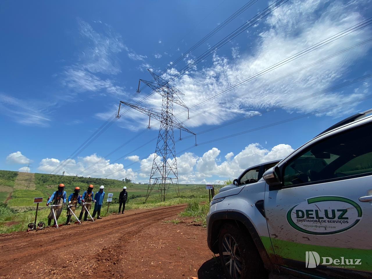 Equipe e material posicionados na faixa, antes do início da frente