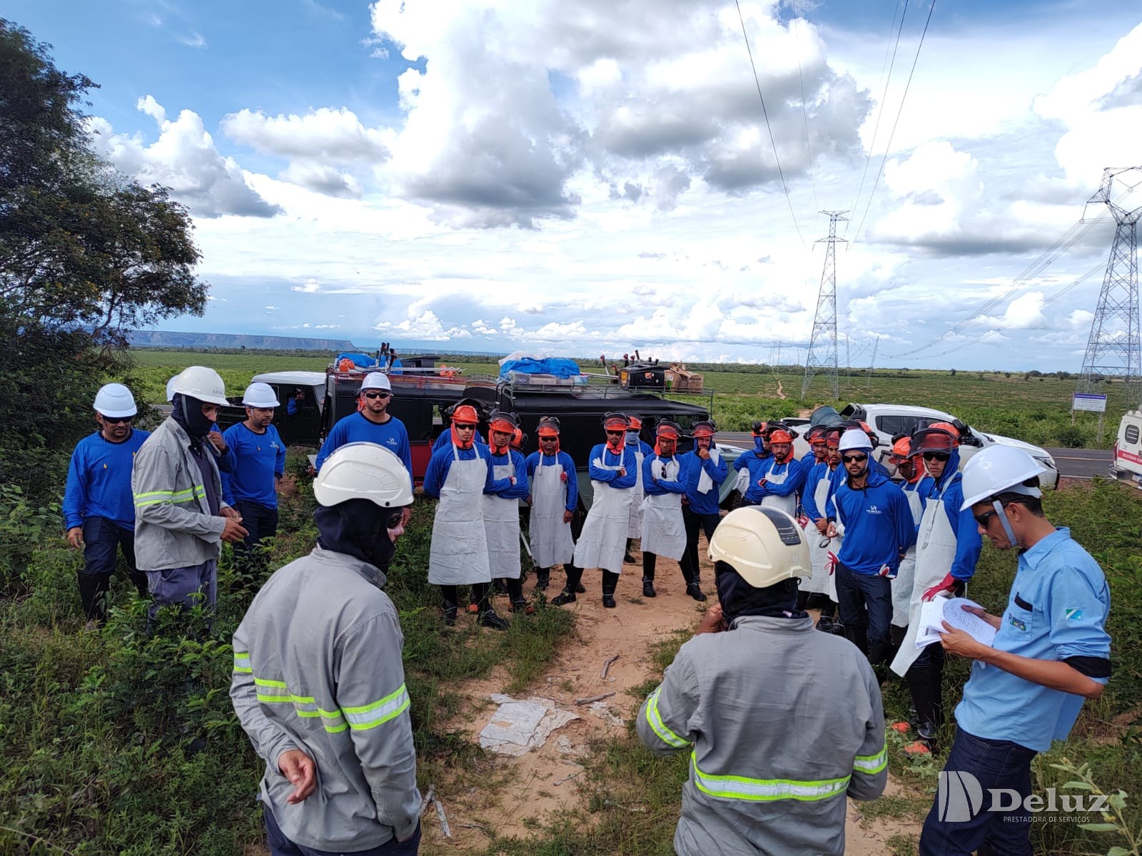 Equipe reunida sob a linha para a análise de risco do serviço