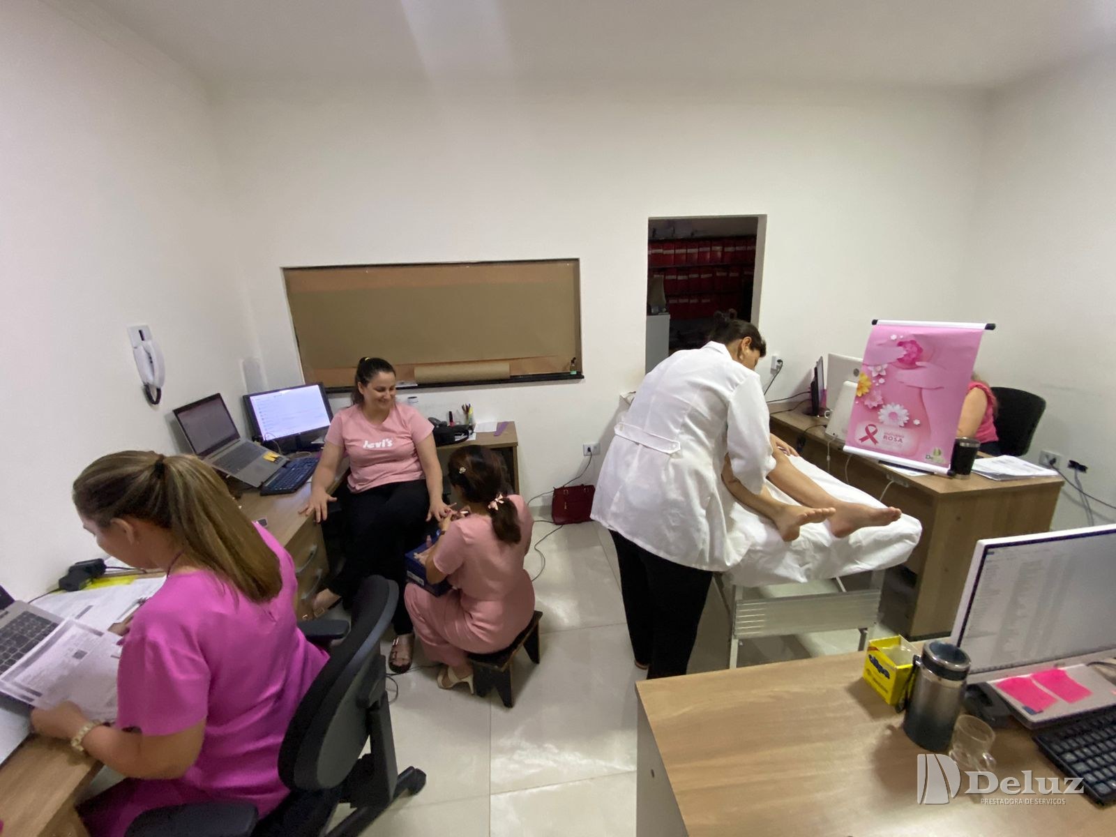Sessão de massagem oferecida às colaboradoras durante a programação