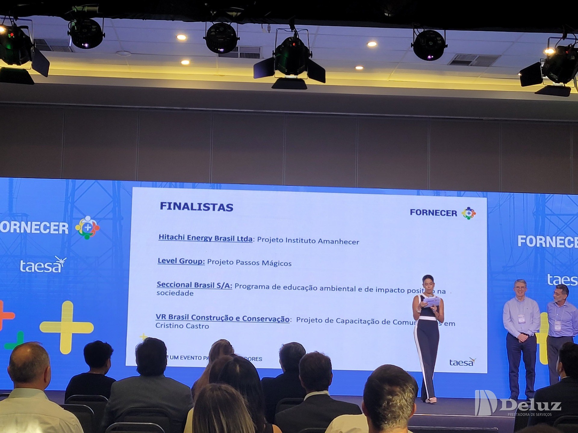 Telão do Fornecer+ com a lista de finalistas do eixo ESG