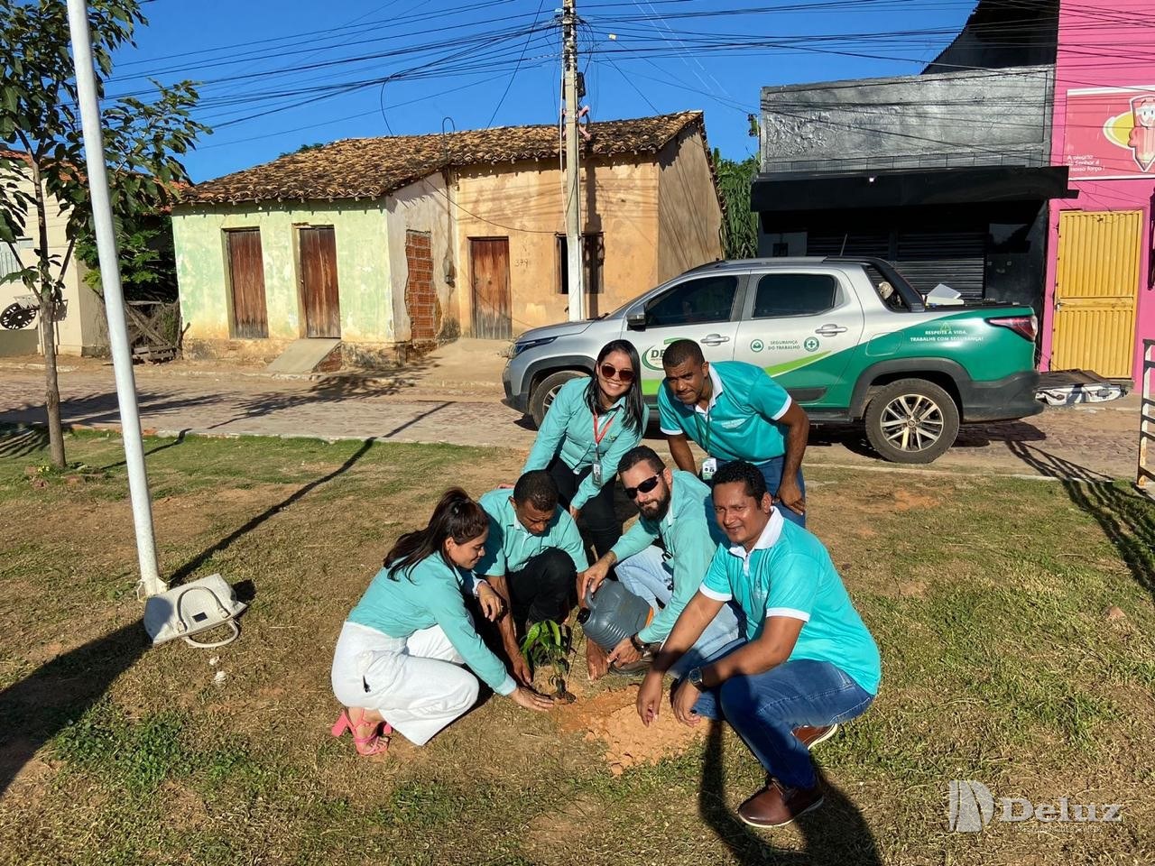 Equipe do grupo Deluz plantando muda frutífera em Cristino Castro