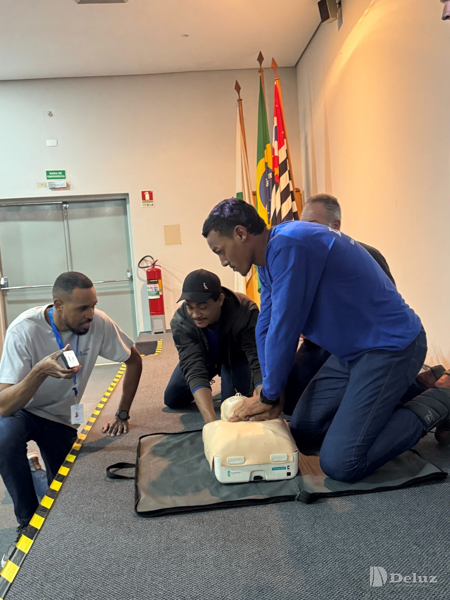 Prática de reanimação cardiopulmonar com manequim, durante o módulo de primeiros socorros