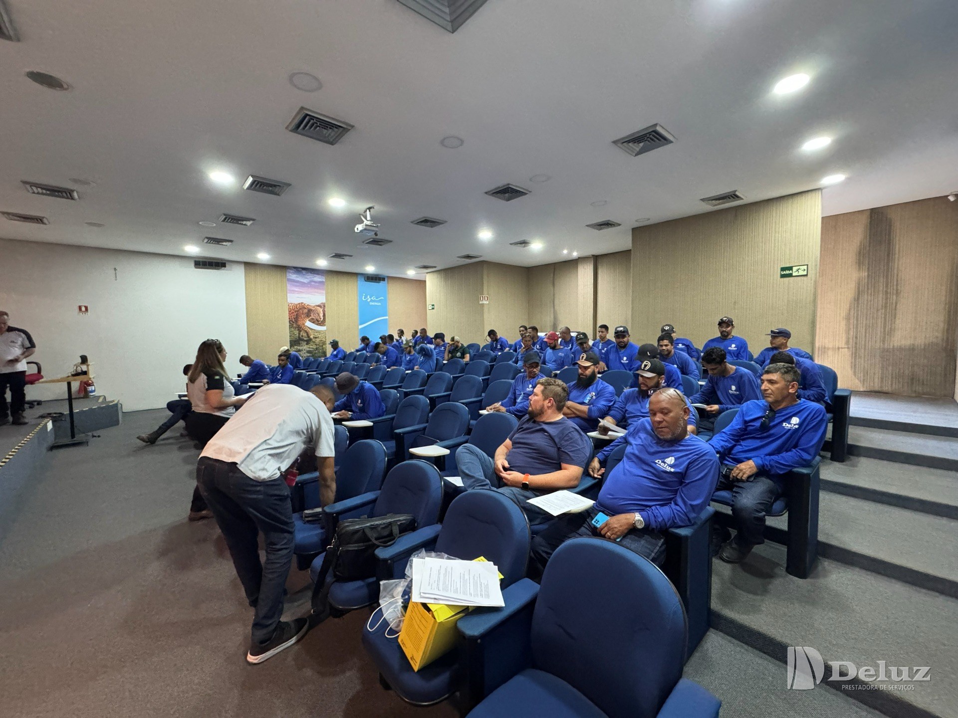 Participantes em auditório durante o módulo teórico da reciclagem de NR-12