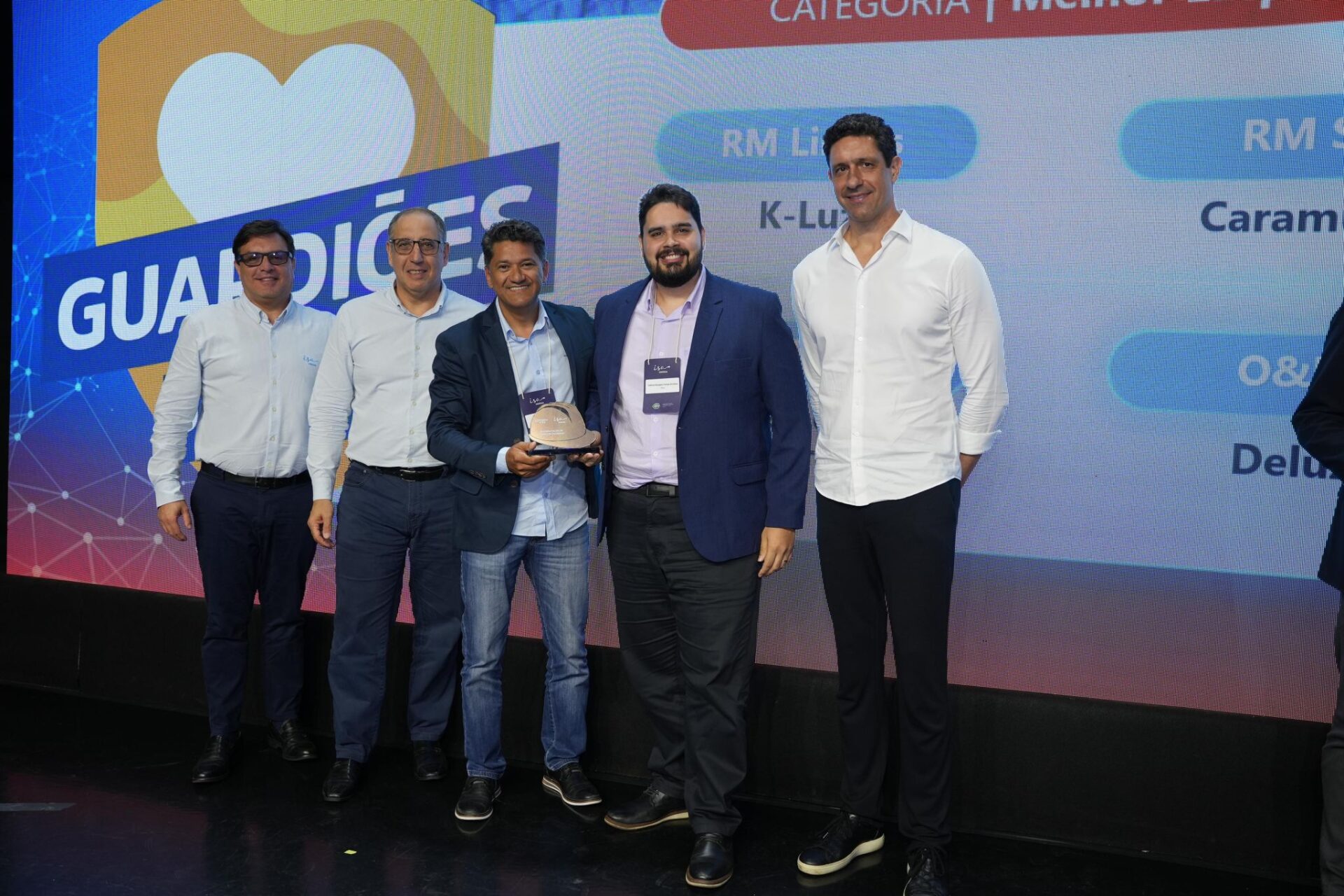 Vanderlei Martins e Gabriel Freitas recebendo o prêmio Guardiões da Vida 2024, da ISA Energia Brasil