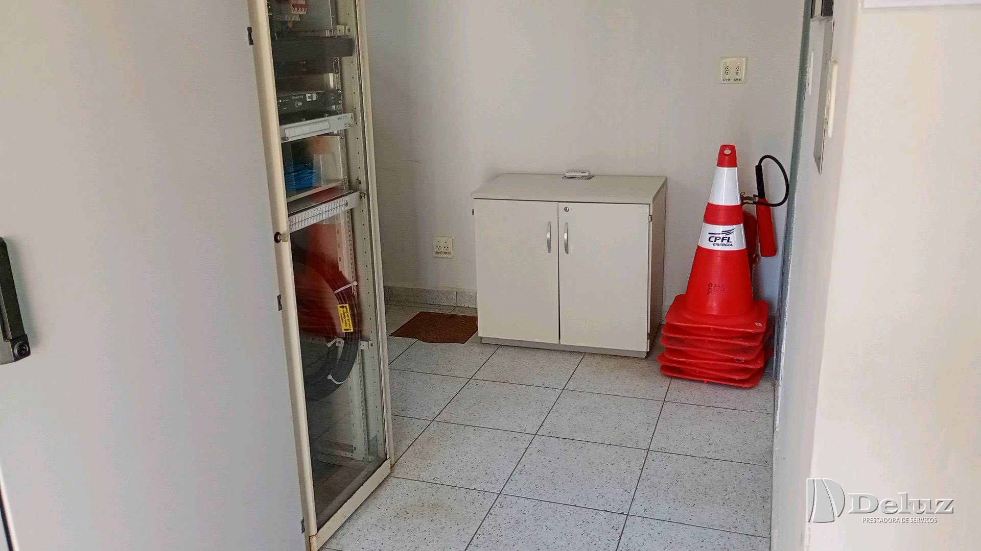 Área interna com armário de materiais e cones de sinalização guardados