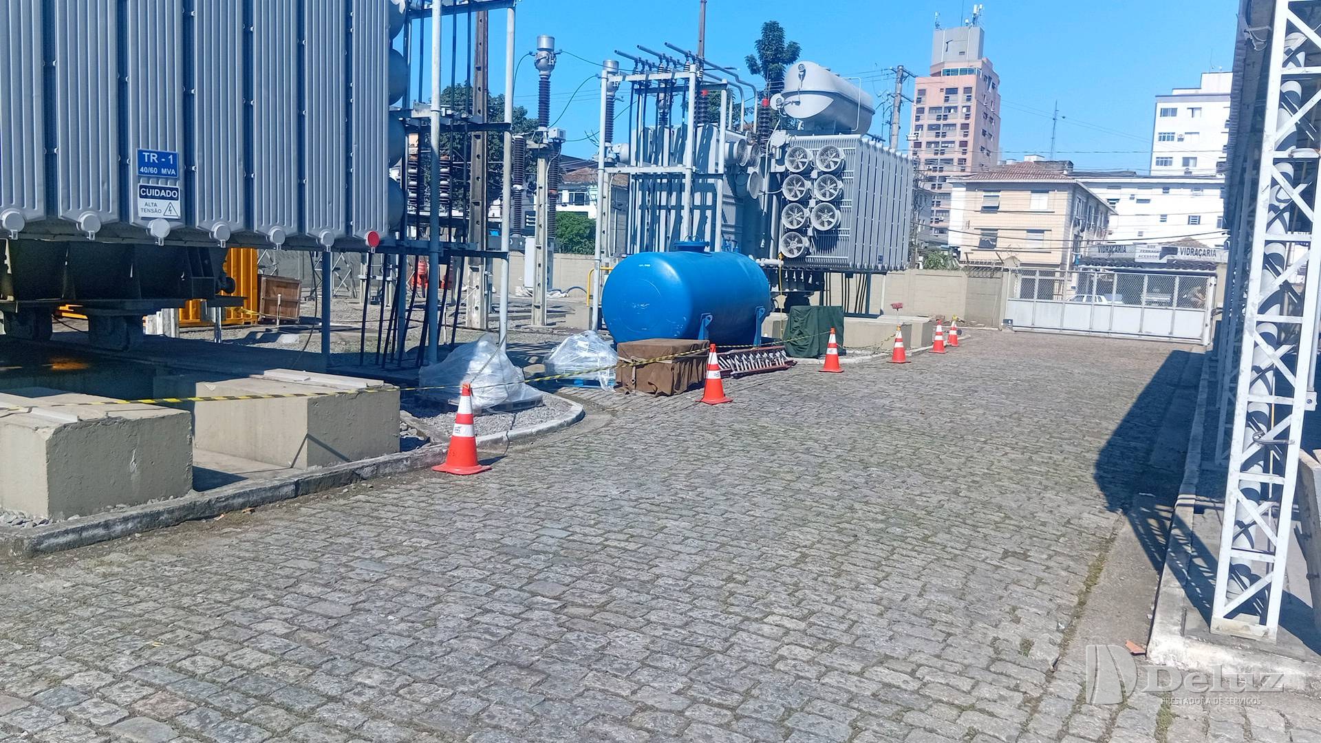 Pátio de subestação organizado, com equipamentos e sinalização por cones