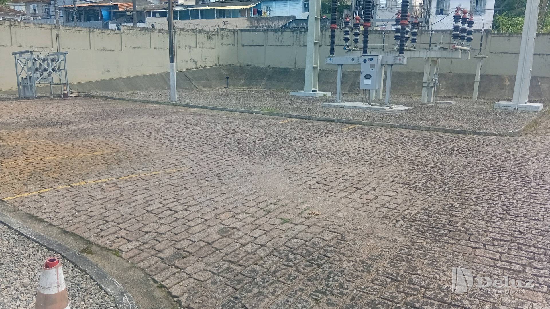 Piso intertravado do pátio da subestação após a lavagem
