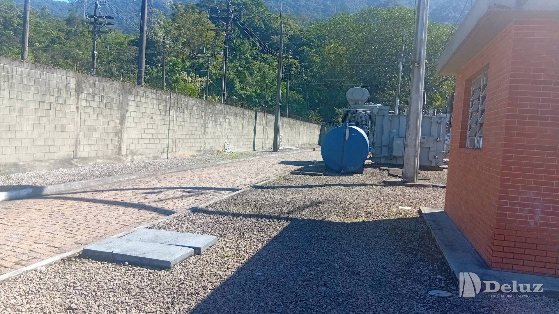 Área externa da subestação, junto à casa de comando, após a limpeza