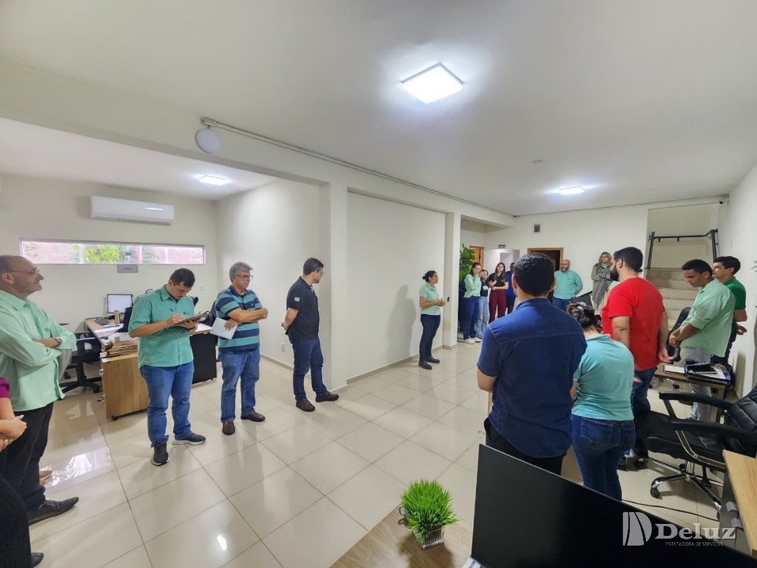 Colaboradores da Deluz reunidos no piso administrativo da nova sede