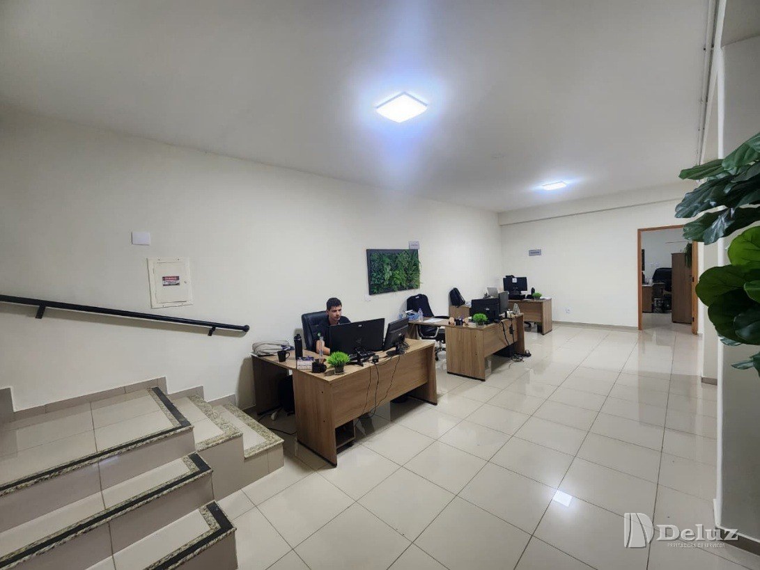 Piso administrativo da nova sede, com estações de trabalho e a escada que leva ao segundo pavimento