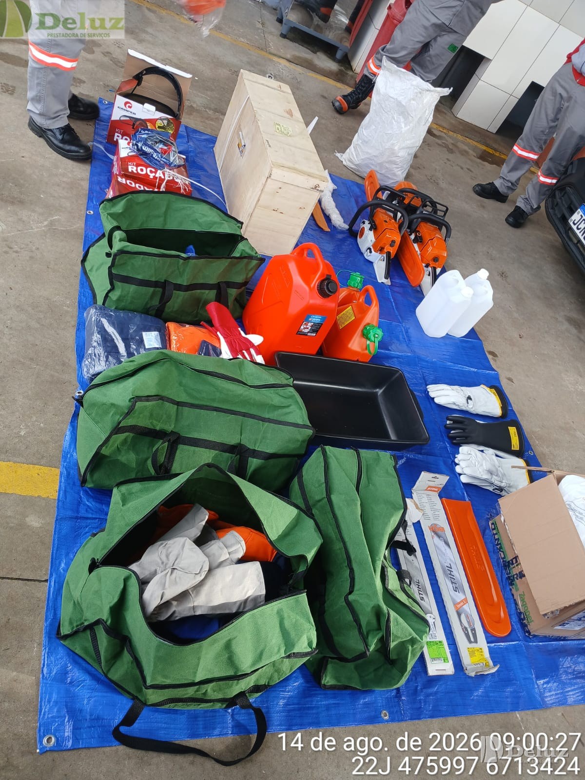 Kit de material estendido em lona: motosserras Stihl, sabres lacrados, galões, bandeja de contenção, luvas isolantes e luvas de cobertura