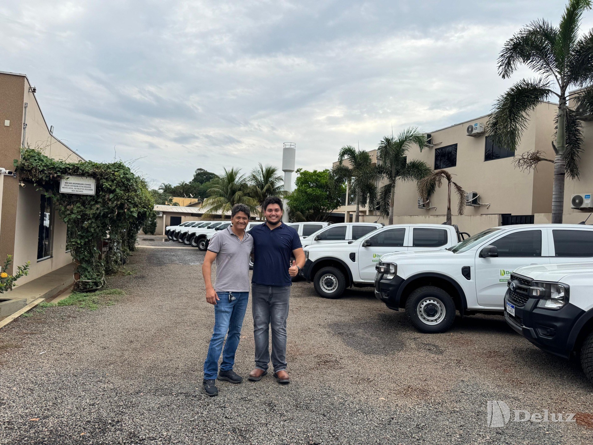 Vanderlei Alves Martins e Rayander Alves da Silva Martins, proprietários da Deluz, diante da frota nova no pátio da sede